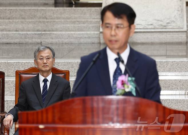 조희대 대법원장이 7일 오전 서울 서초구 대법원에서 열린 이흥구 대법관 퇴임식에서 이 대법관의 퇴임사를 경청하고 있다. 2026.9.7 ⓒ 뉴스1 김민지 기자