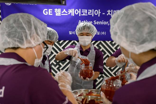 GE헬스케어 코리아가 세계 알츠하이머의 날과 치매극복의 날을 맞아 지역 복지관을 찾아 봉사활동을 하고 있다 (GE헬스케어 코리아 제공)