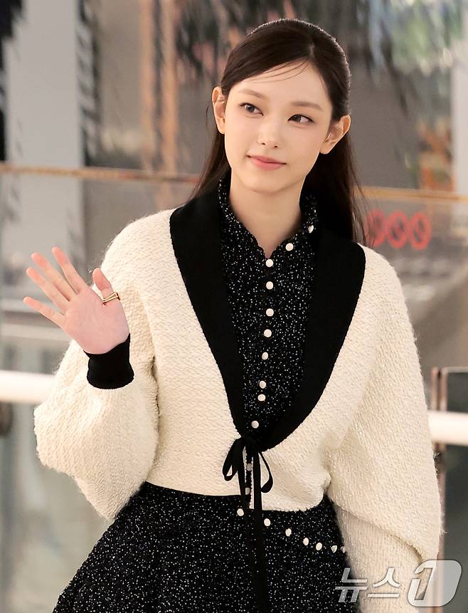 뉴진스(NewJeans) 해린(20)이 7일 오후 서울 송파구 롯데백화점 잠실점에서 열린 크리스챤 디올 뷰티 ‘루즈 디올 온스테이지 컬렉션’ 팝업 스토어 포토콜 행사에 참석하고 있다. ⓒ 뉴스1 권현진 기자