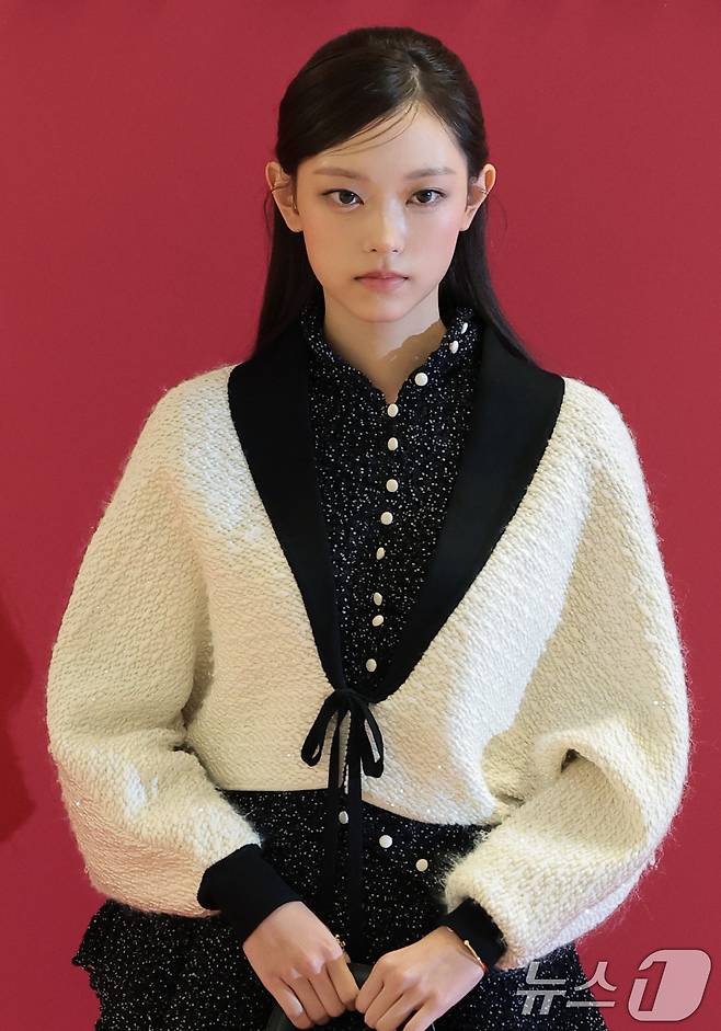 뉴진스(NewJeans) 해린(20)이 7일 오후 서울 송파구 롯데백화점 잠실점에서 열린 크리스챤 디올 뷰티 ‘루즈 디올 온스테이지 컬렉션’ 팝업 스토어 포토콜 행사에 참석해 포즈를 취하고 있다. ⓒ 뉴스1 권현진 기자