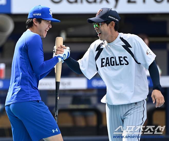4일 대구삼성라이온즈파크에서 열린 한화와 삼성의 경기. 삼성 김현준과 한화 김재걸 코치가 인사를 나누고 있다. 대구=허상욱 기자wook@sportschosun.com/2026.08.04/