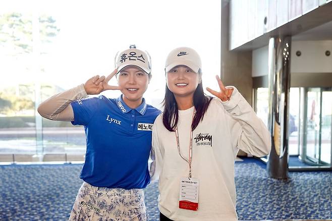생애 첫 우승을 확정한 최예림에게 동갑내기 절친 최혜진이 기쁨을 나누고 있다. 최혜진은 솔하임컵을 앞두고 LPGA 정규투어 대회가 없는 기간을 이용해 일시 귀국했다. 박태성 작가 제공