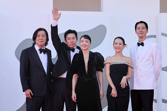 이창동 감독과 배우 설경구, 전도연, 조여정, 조인성(왼쪽부터)이 6일(현지 시각) 이탈리아에서 열린 제83회 베네치아국제영화제에서 경쟁 부문 초청작 ‘가능한 사랑’ 상영을 앞두고 포즈를 취하고 있다. /로이터 연합뉴스