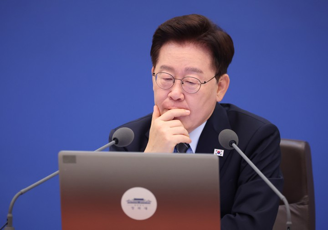 이재명 대통령이 1일 청와대에서 열린 국무회의에서 자료를 보는 모습. 연합뉴스