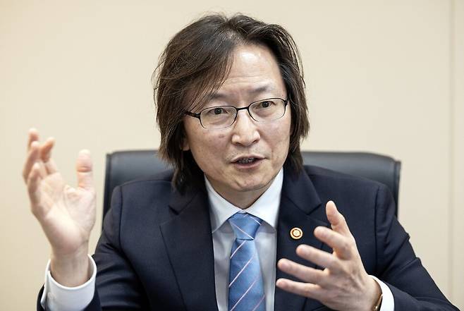 주병기 공정거래위원장이 3일 오후 서울 중구 한국공정거래조정원에서 취임 1주년을 맞아 한겨레와 인터뷰하고 있다. 이승배 기자 photolee@hani.co.kr