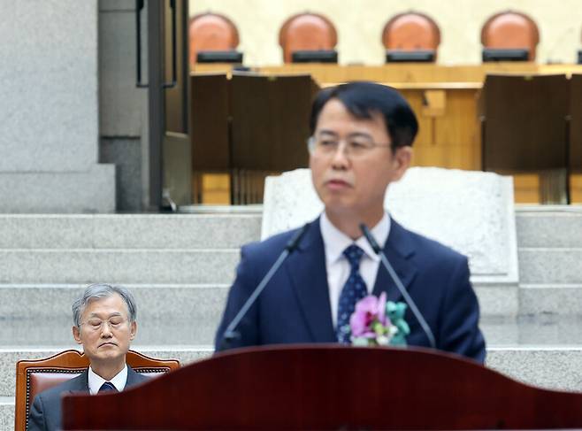 7일 대법원에서 열린 이흥구 대법관 퇴임식에서 조희대 대법원장이 이 대법관이 퇴임사를 하는 동안 눈을 감고 있다. 연합뉴스