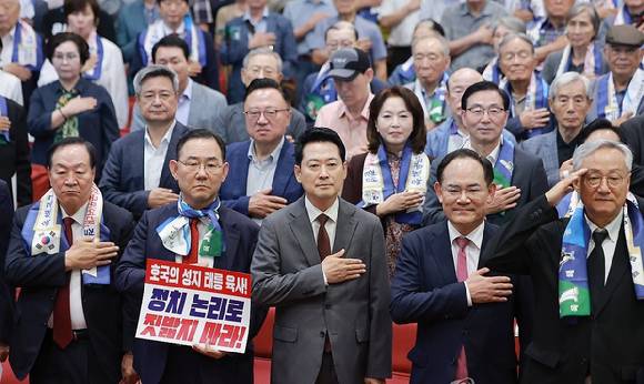 국민의힘 장동혁 대표가 31일 국회 의원회관에서 국민의힘 임종득 의원과 사관학교 폐교 저지 국민연대가 연 발대식·결의대회에 참석해 국기에 경례하고 있다. 2026.8.31 [사진=연합뉴스]