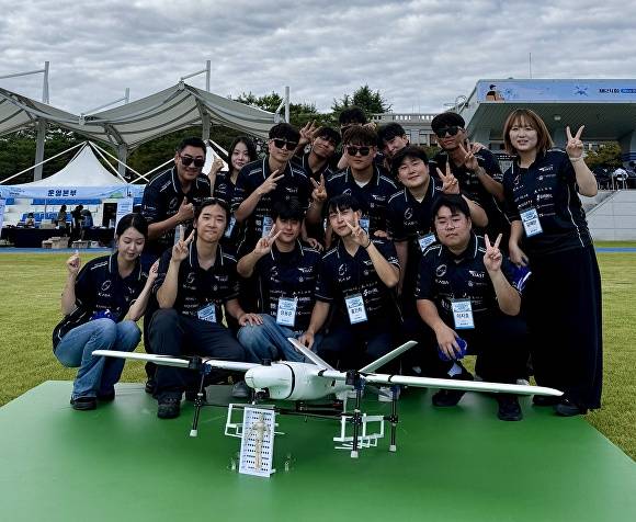 한국로봇항공기 경연대회에서 정규부문 우수상을 수상한 FALCON팀이 AI를 탑재한 수직이착륙 무인기 기체와 함께 기념사진을 찍고 있다. [사진=청주대학교]