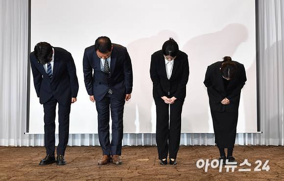 최주희 티빙 대표를 비롯한 주요 경영진이 3일 서울 중구 코리아나호텔에서 열린 사이버 침해사고 정보보안 강화 및 고객 보상 설명회에서 공식 사과를 하고 있다. 왼쪽부터 조성대 네트워크기술본부장, 고민석 부사장, 최 대표, 장현경 사업관리본부장. [사진=곽영래 기자]
