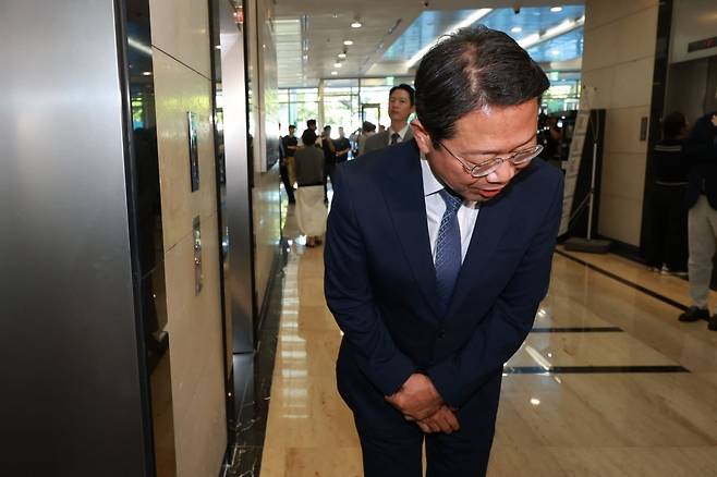 김승원 법무부 장관 후보자가 7일 서울 종로구 적선현대빌딩에 마련된 인사청문회 준비 사무실로 출근하고 있다. 사진=연합뉴스