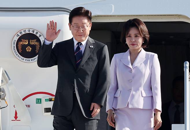 프랑스를 국빈 방문한 이재명 대통령과 김혜경 여사가 6일(현지시간) 프랑스 니스 코트다쥐르 공항에 도착한 공군 1호기에서 환영객에게 인사하고 있다. [연합뉴스]