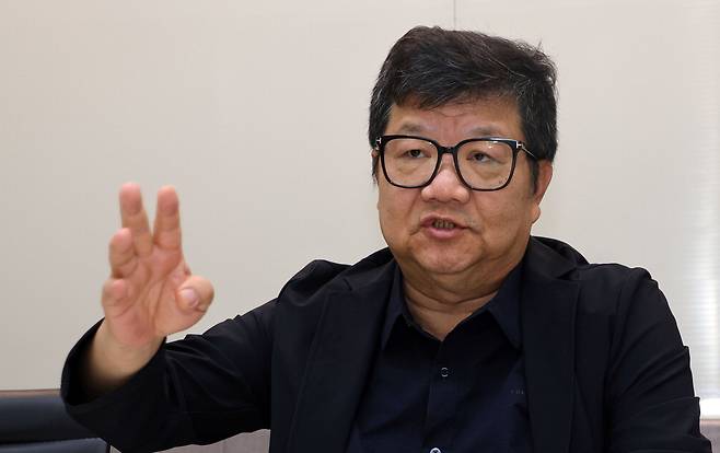 반도체 공정제어 솔루션 전문기업 저스템  임영진 대표가 매일경제와 인터뷰를 하고 있다.  이승환 기자