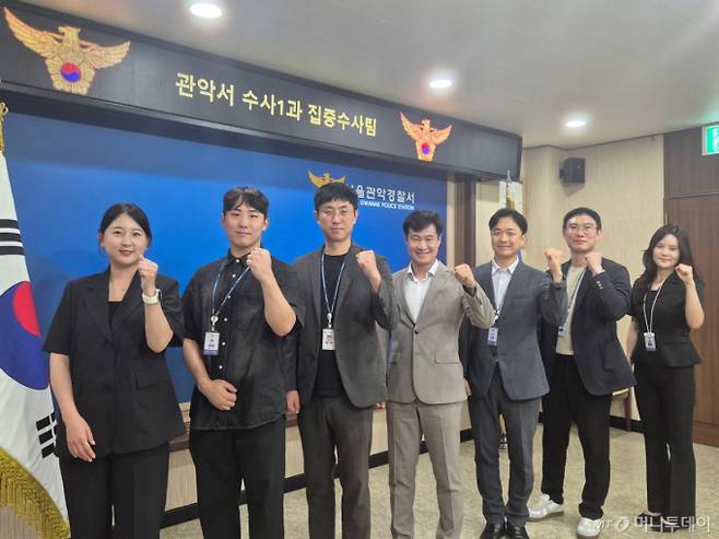 지난 8월25일 서울 관악경찰서에서 만난 수사1과 집중수사팀 소속 수사관들. 왼쪽부터 홍도연 경사, 정승언 경위, 정준호 경위, 기도균 수사1과장(경정), 임주완 경감, 천민재 경위, 박혜주 경장 모습. 과거 쓰러진 시민을 심폐소생술로 구조한 홍도연 경사는 "앞으로도 피해자분들을 한명 한명 구조하는 마음으로 최선을 다할 것"이라고 말했다. /사진=박진호 기자.