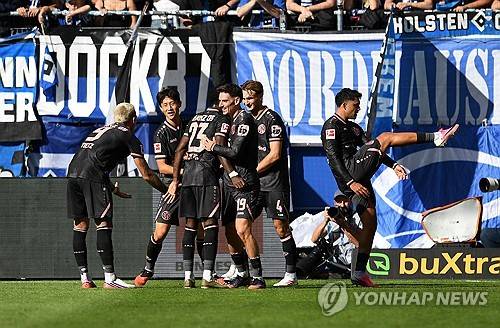 골 넣고 기뻐하는 이재성(왼쪽에서 두 번째)과 마인츠 선수들. [AP=연합뉴스]