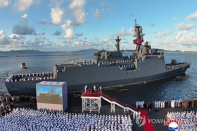 북, 5천t급 구축함 강건호 취역… 김정은 "해군 핵무장화 실현" (서울=연합뉴스) 조선중앙통신은 7일 김정은 국무위원장이 참석한 가운데 전날 원산항에서 강건호의 취역식이 진행됐다고 보도했다. 김정은 국무위원장은 연설을 통해 핵 무력의 중요성을 거듭 강조하고 해군력 강화를 위해 실행 중인 중요한 계획을 8개월 후에 공개하겠다고 밝혔다. 기념식에는 부인 리설주와 딸 주애가 동행했다. [조선중앙통신 홈페이지 캡처] 2026.9.7 
    [국내에서만 사용가능. 재배포 금지. For Use Only in the Republic of Korea. No Redistribution] nkphoto@yna.co.kr