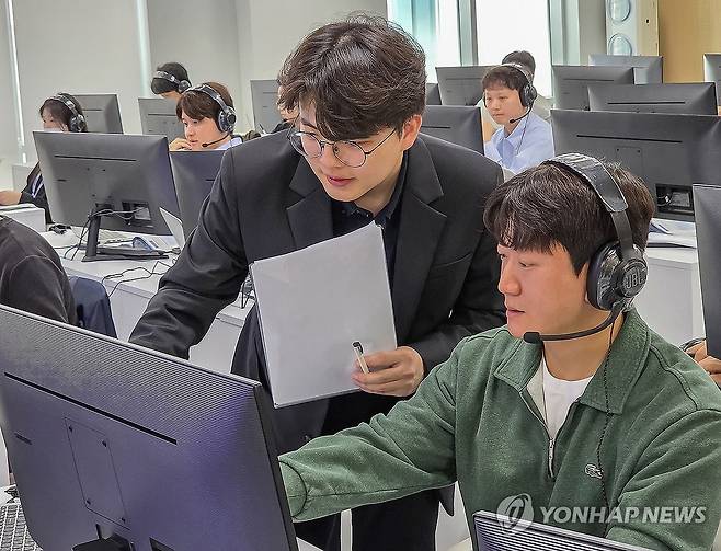 삼성, 2026년 상반기 삼성직무적성검사 실시 (서울=연합뉴스) 삼성은 25일부터 26일까지 입사 지원자를 대상으로 삼성직무적성검사를 실시했다고 26일 밝혔다. 사진은 삼성전자 감독관이 삼성직무적성검사 응시자를 대상으로 예비 소집을 진행하는 모습. 2026.4.26 [삼성전자 제공. 재판매 및 DB 금지] photo@yna.co.kr