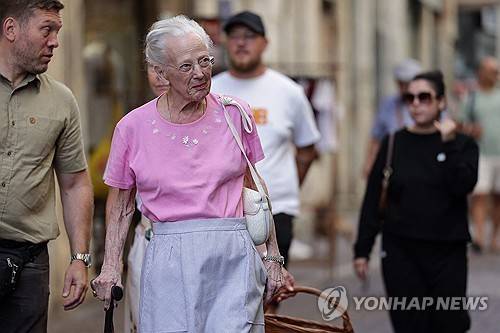 지난 달 프랑스 남부의 한 거리를 걷고 있는 마르그레테 2세 전 덴마크 여왕 [AFP 연합뉴스 자료사진. 재판매 및 DB 금지]