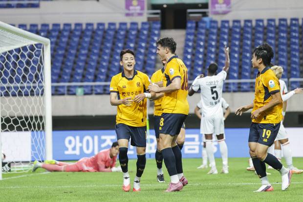 광주FC가 9일 광주월드컵경기장에서 제주SK FC를 상대로 무승 부진 탈출에 나선다. 지난 7월 26일 제주와의 홈경기에서 골을 넣은 뒤 아이데일과 기뻐하는 정지훈. <광주FC 제공>