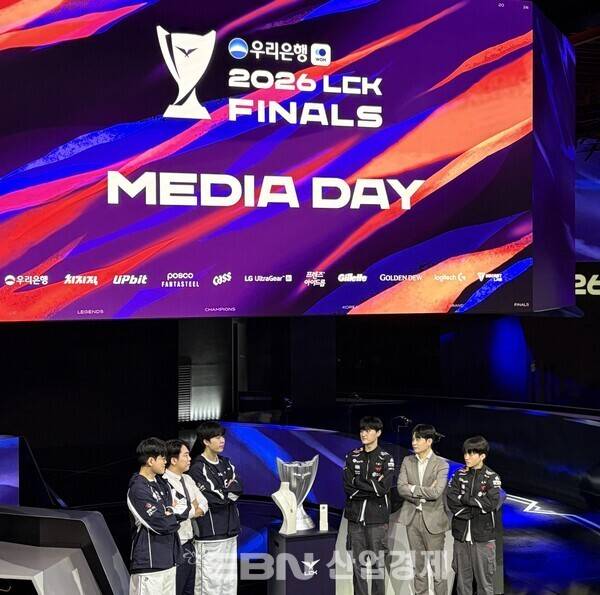 LCK가 8일 서울 종로구 치지직 롤파크에서 '2026 우리은행 LCK FINALS 미디어데이'를 개최한 가운데, 이날 트로피를 사이에 두고 한화생명e스포츠와 T1 선수들이 포즈를 취하고 있다. [출처= EBN 김채린 기자]