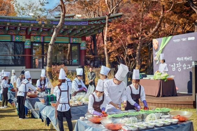 '워커힐 김장 담그는 날’ 행사에서 참가자들이 조리장으로부터 워커힐만의 김치 비법을 배우고 있다./사진=워커힐 호텔앤리조트