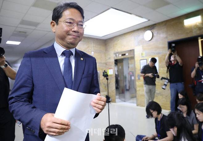 법무부 장관으로 내정된 김승원 더불어민주당 의원이 지난달 31일 서울 여의도 국회에서 내정 소감을 밝힌 후 회의실로 들어가고 있다. (사진=이데일리 노진환 기자)