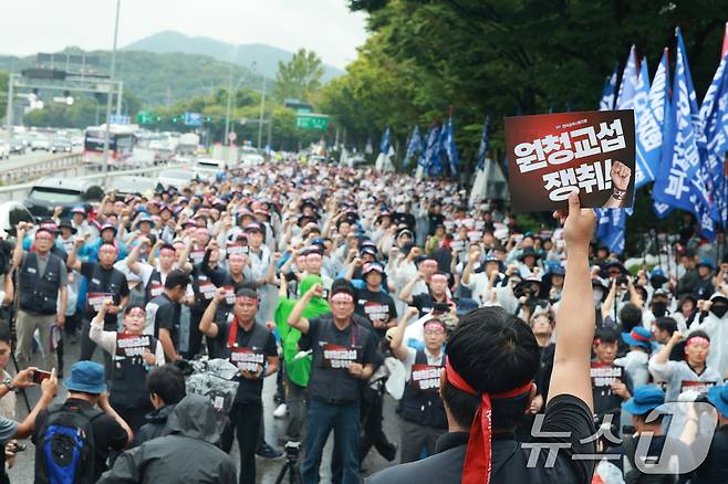 현대자동차 노동조합이 올해 임금협상에서 상여금 50% 인상, 해고자 복직, 정년 연장 등 3대 쟁점 사항을 두고 사측과 이견을 좁히지 못하자 전면 파업에 들어간 21일 서울 서초구 현대자동차 본사 앞에서 전국금속노동조합 자동차업종 조합원들이 공동파업대회를 열고 있다. 2026.8.21 ⓒ 뉴스1 이호윤 기자
