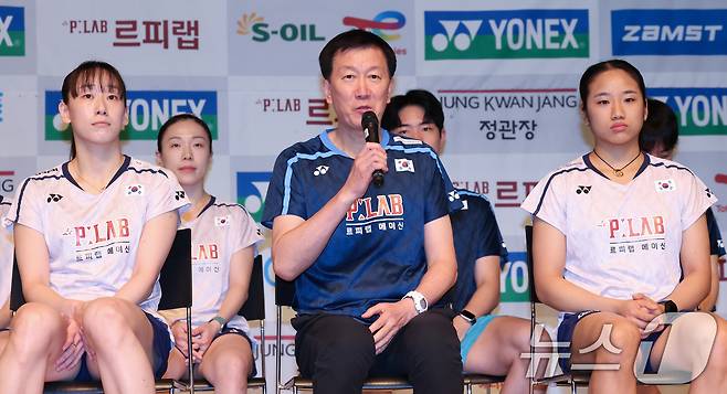 배드민턴 국가대표팀 박주봉 감독이 8일 진천 국가대표 선수촌에서 열린 2026 아이치·나고야 아시안게임 대한배드민턴협회 미디어데이에서 취재진 질의에 답변하고 있다. 왼쪽부터 이소희, 박 감독, 안세영. 2026.9.8 ⓒ 뉴스1 김민지 기자