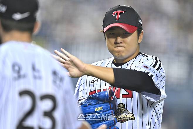 LG 송승기가 14일 서울 잠실구장에서 열린 2026 KBO리그 롯데전 6회 투구 후 덕아웃으로 들어오며 오스틴과 하이파이브를 하고 있다. 잠실 | 최승섭기자 thunder@sportsseoul.com