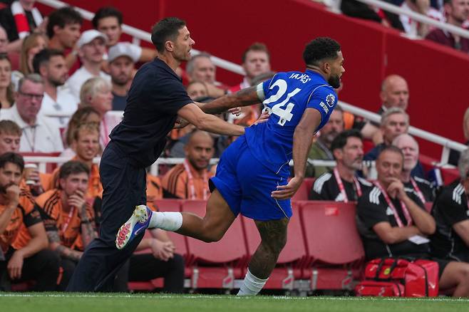 Chelsea's head coach Xabi Alonso, left, and Chelsea's Reece James in action during the English Premier League soccer match between Arsenal and Chelsea in London, Sunday, Sept. 6, 2026. (AP Photo/Dave Shopland)<저작권자(c) 연합뉴스, 무단 전재-재배포, AI 학습 및 활용 금지>
