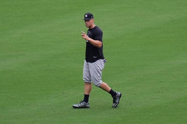 New York Yankees right fielder Aaron Judge points as he works out before a baseball game against the San Diego Padres, Sunday, Sept. 6, 2026, in San Diego. (AP Photo/Gregory Bull)        <저작권자(c) 연합뉴스, 무단 전재-재배포, AI 학습 및 활용 금지>