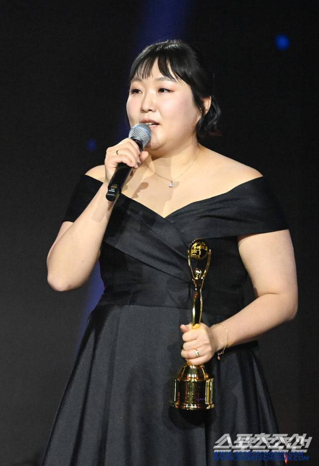 제5회 청룡시리즈어워즈(Blue Dragon Series Awards)가 31일 인천 파라다이스시티에서 열렸다. 마른파이브 인기스타상을 수상한 이수지. /2026.07.31/