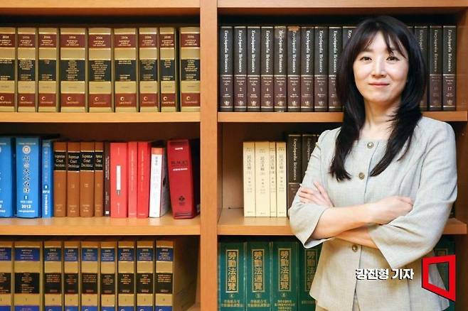 한서희 법무법인 광장 변호사가 서울 중구 법무법인 광장에서 진행한 아시아경제와 인터뷰에 앞서 포즈를 취하고 있다. 강진형 기자