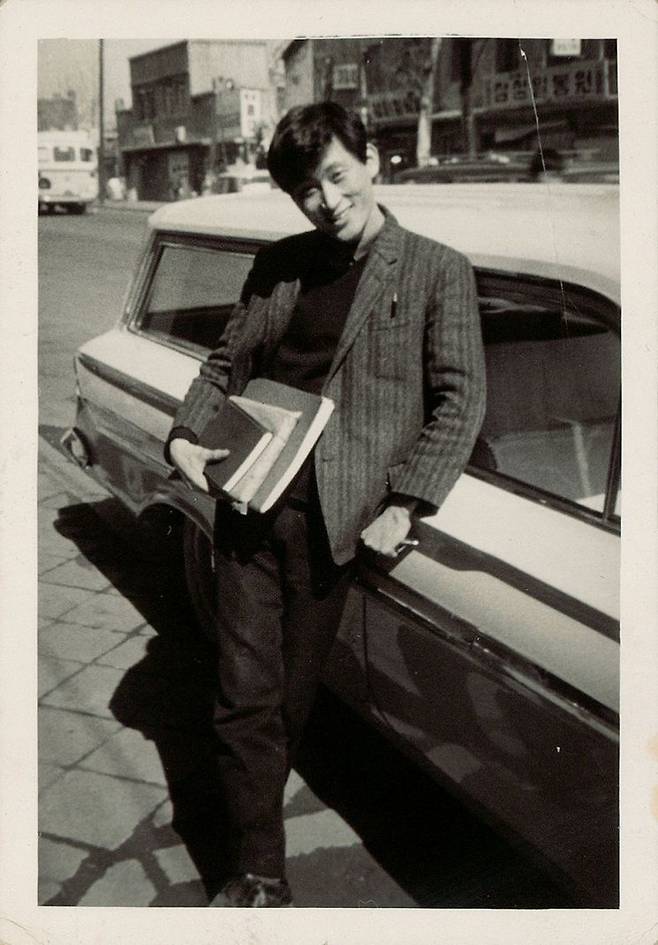 1965~1970년 서울대학교 미술대학 재학 시절의 오윤(1946~1986). 작고 40주기 기획전 《오윤》에서는 작가의 사진과 노트, 습작 등을 통해 민중미술을 대표하는 판화가로 자리 잡기 전의 삶과 예술적 탐색도 소개한다. 서울시립미술관