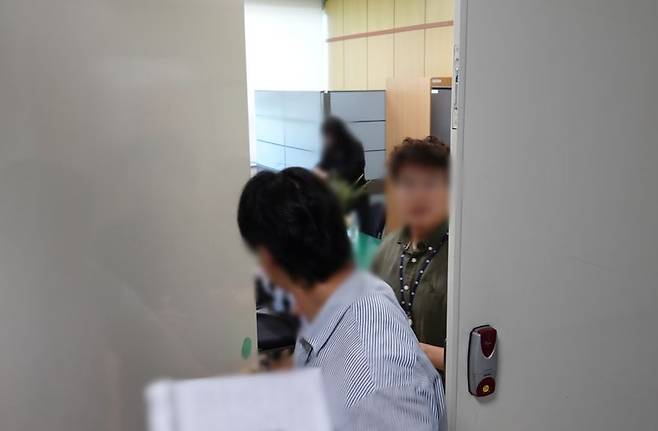 실종 허위종결 사건을 수사 중인 제주지검이 8일 오전 제주서부경찰서 형사과장 사무실에서 압수수색을 하고 있다. 압수수색 대상에는 서부서 서장실과 형사과장실이 포함됐다. 사진=뉴시스