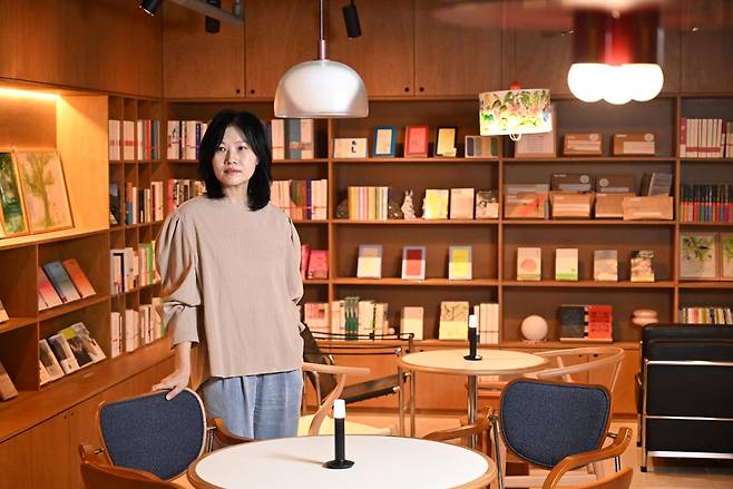 4일 서울 마포구 문지살롱에서 김행숙 시인이 포즈를 취하고 있다. 장련성 기자