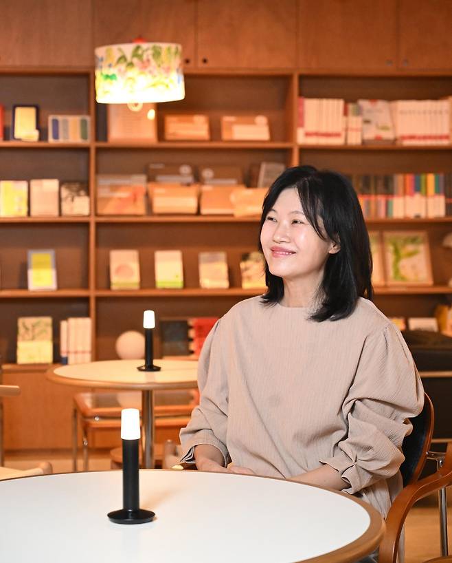4일 서울 마포구 문지살롱에서 김행숙 시인이 포즈를 취하고 있다. 장련성 기자