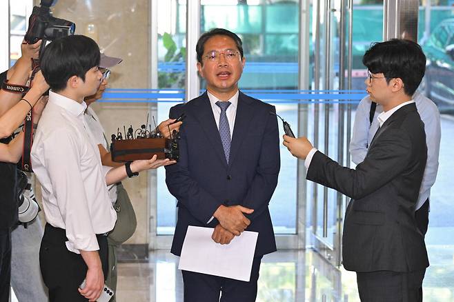 김승원 법무부 장관 후보자가 7일 서울 종로구의 적선현대빌딩에 마련된 인사청문회 준비 사무실로 출근하던 중 기다리던 취재진 앞에서 입장을 밝히고 있다. 최주연 기자