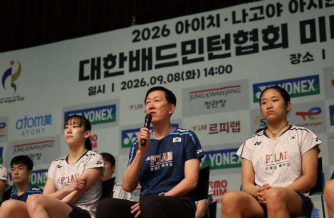 <yonhap photo-4365=""> 발언하는 박주봉 감독(진천=연합뉴스) 김성민 기자 = 대한민국 배드민턴 국가대표 박주봉 감독이 8일 진천 국가대표선수촌에서 열린 2026 아이치·나고야 아시안게임 대한배드민턴협회 미디어데이에서 발언하고 있다. 2026.9.8ksm7976@yna.co.kr/2026-09-08 14:30:48/<저작권자 ⓒ 1980~2026 ㈜연합뉴스. 무단 전재 재배포 금지, AI 학습 및 활용 금지></yonhap>