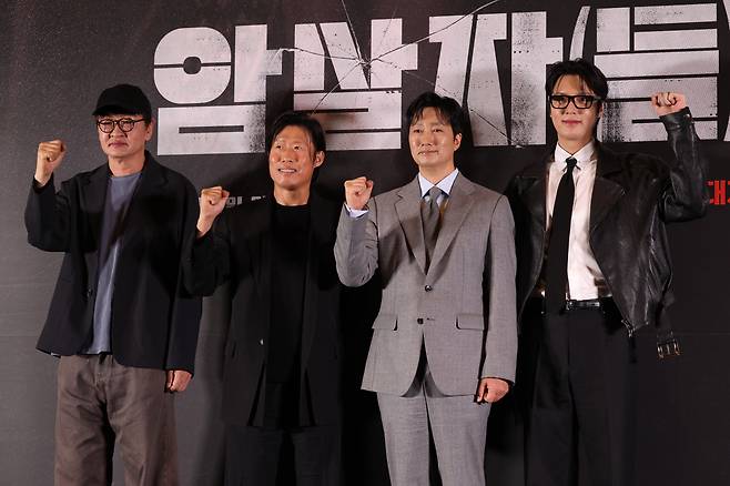 허진호 감독(왼쪽부터), 배우 유해진, 박해일, 이민호가 8일 서울 강남구 삼성동 코엑스 메가박스에서 열린 영화 '암살자(들)' 시사회 및 기자간담회에서 포즈를 취하고 있다. 2026.9.8 / 사진=연합뉴스 제공