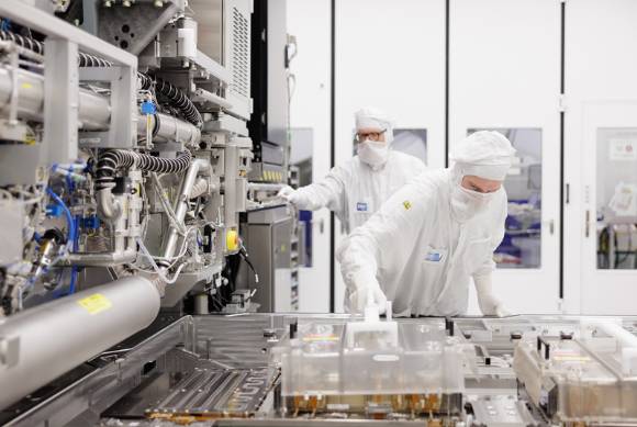 ASML 기술자가 EUV 장비를 살펴보는 장면. [사진=ASML]