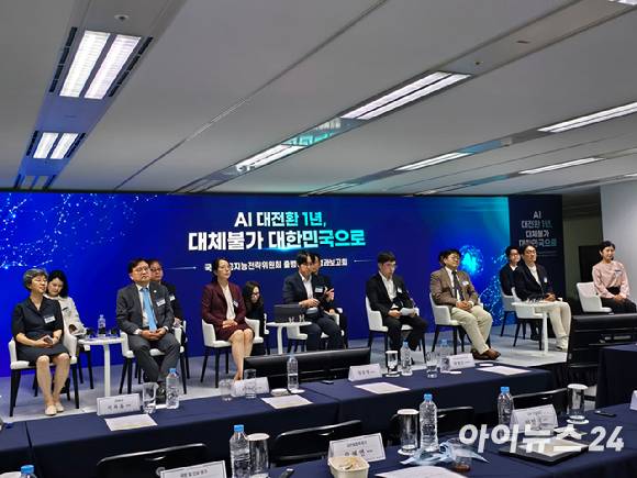 8일 서울 중구 국가AI전략위원회에서 열린 국가인공지능전략위원회 출범 1주년 성과보고회에서 하정우 국가인공지능전략위원회 상근부위원장(가운데)을 비롯한 분과위원장, 기본의료소그룹장, 특위위원장, TF리더 등이 취재진과 질의응답을 진행하고 있다. [사진=안세준 기자]