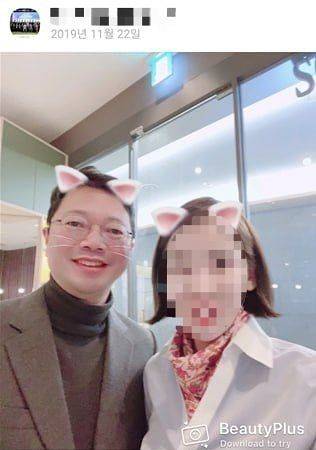 김승원 법무부 장관 후보자(왼쪽)가 브로커 양모씨와 찍은 셀카. 양씨는 지난 2019년 11월 이 사진을 본인의 카카오톡 프로필 사진으로 설정했다. 사진 독자