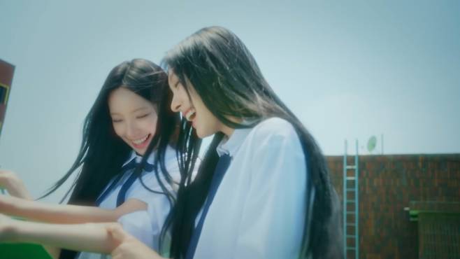 태연의 ‘만찬가’ 뮤직비디오의 한 장면. 그룹 리센느 원이(왼쪽)과 미나미. SHgold네트웍스 제공