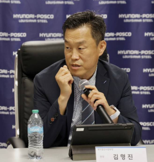 지난 3일(현지시간) 미국 루이지애나주 도널슨빌의 '현대제철-포스코 루이지애나 전기로제철소'(HPLS) 가설사무소에서 열린 기자간담회에서 김형진 현대제철 북미철강사업부장이 기자들의 질문에 답하고 있다. /사진 제공=현대제철