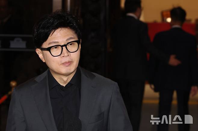 [서울=뉴시스] 김근수 기자 = 한동훈 무소속 의원이 8일 오전 서울 여의도 국회 본회의장 앞에서 김승원 법무장관 후보자 관련 브리핑을 하고 있다. 2026.09.08. ks@newsis.com