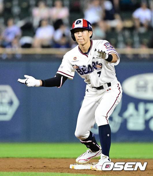 [OSEN=잠실, 최규한 기자] 30일 서울 잠실야구장에서 ‘2026 신한 SOL Bank KBO리그’ 두산 베어스와 키움 히어로즈의 경기가 열렸다.홈팀 두산은 최민석, 방문팀 키움은 전준표를 선발로 내세웠다.4회말 2사 1, 2루 상황 두산 김민석이 달아나는 1타점 2루타를 날리고 2루에 안착해 기뻐하고 있다. 2026.08.30 / dreamer@osen.co.kr