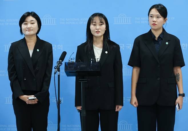 재정 및 인사 운영 관련 의혹 관련 질문에 답하는 기본소득당 - 신지혜(왼쪽부터) 기본소득당 대변인, 노서영 대변인, 김진서 부대변인이 7일 여의도 국회 소통관에서 기본소득당 재정 및 인사 운영 관련 의혹에 대한 반박 기자회견을 마친 뒤 기자들의 질문에 답하고 있다. 2026.9.7 뉴시스
