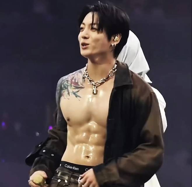 Jungkook, do BTS, incendeia o SoFi Stadium com seu físico escultural... Fãs enlouquecem