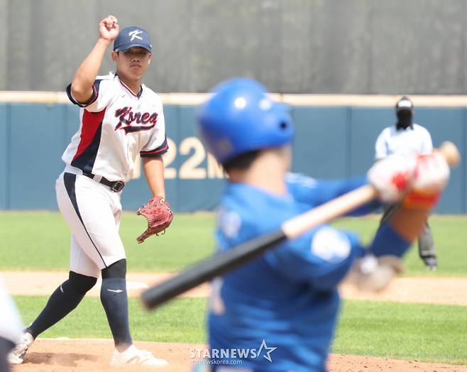 제14회 아시아청소년야구선수권대회에 참가하는 U-18 대표팀이 4일 부산 기장군 기장현대차드림볼파크에서 동의대와 최종 평가전을 가졌다.  대표팀 엄준상(덕수고)이 8회 구원 등판, 역투하고 있다. /사진=김진경 kim.jinkyung@