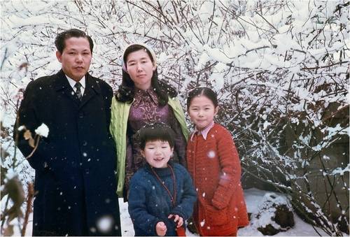 9살 무렵 집에서 김현아 교수(맨 오른쪽 여자 아이)와 아버지, 어머니, 남동생  막내 여동생이 사진에 없어서 아쉽지만 본인이 가장 좋아하는 가족사진이라고 김 교수는 전했다. [본인 제공]